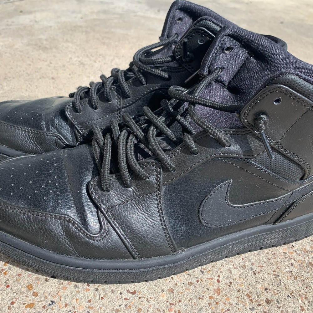 Jordan 1 Mid Triple Black